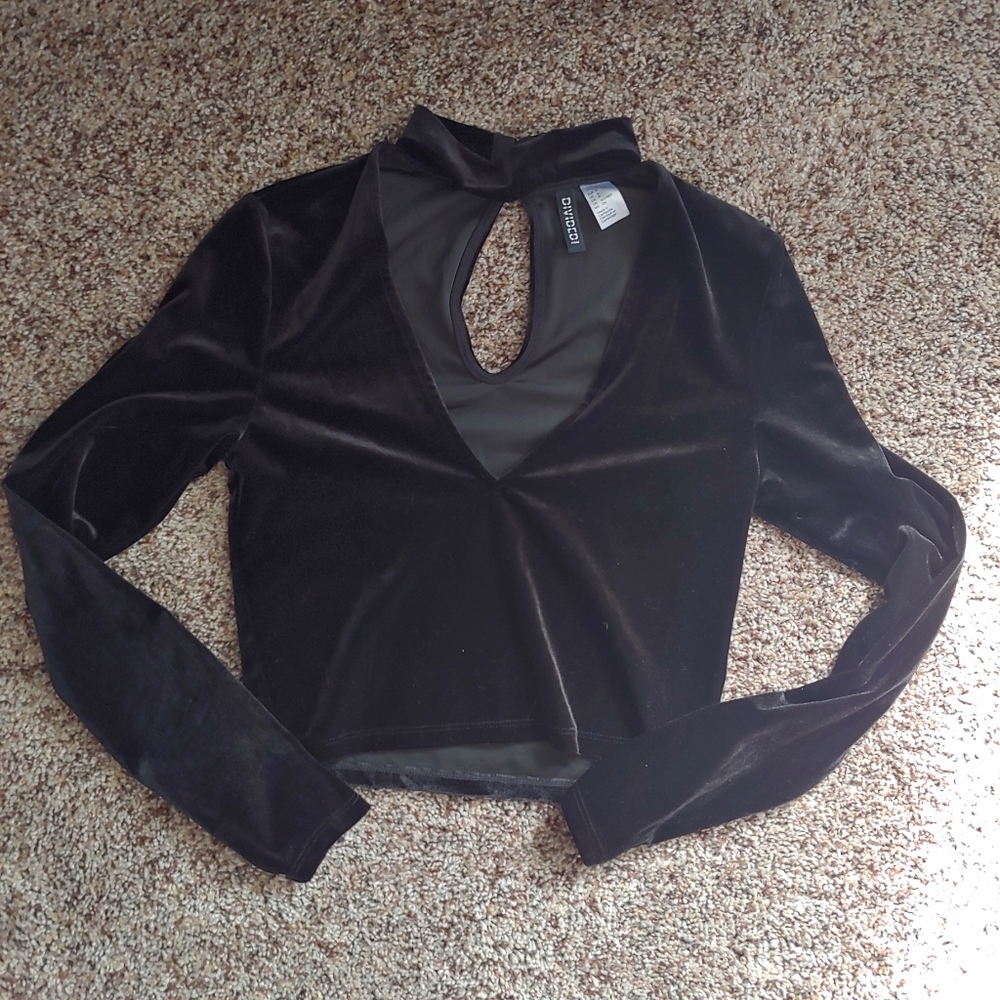 ✨Velvet Black crop top✨